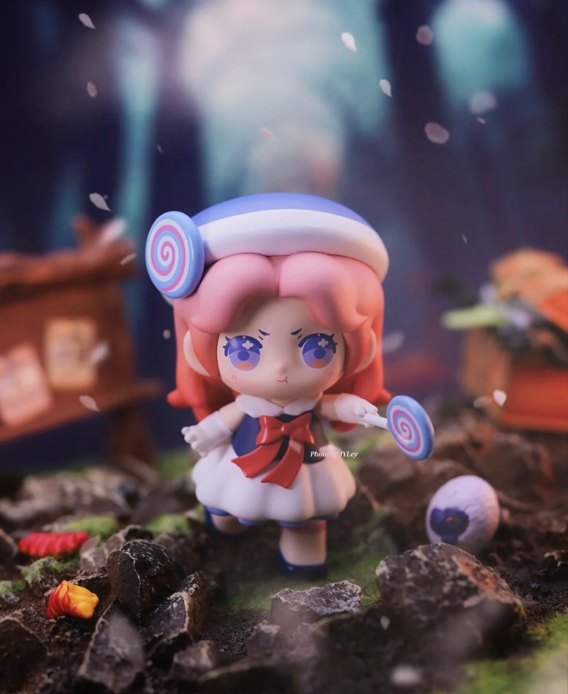 The symbiosis in the mirror toy doll